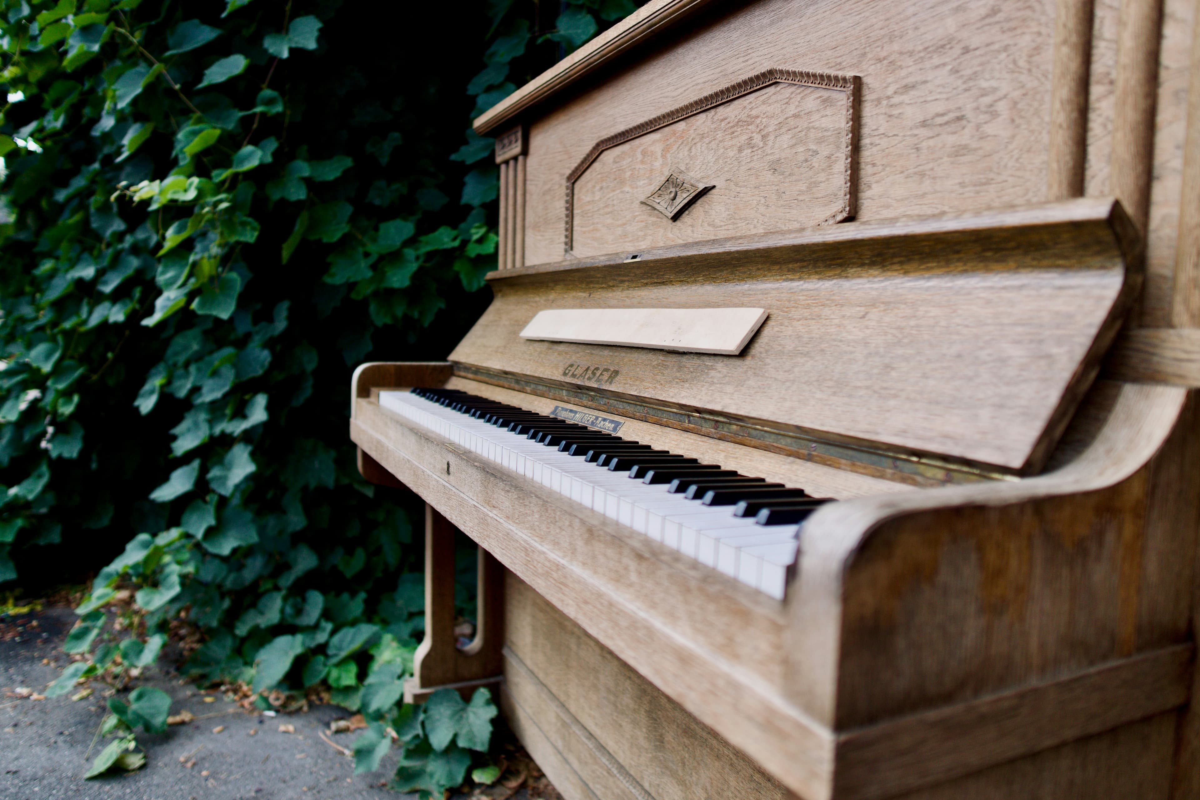 Upright piano - Professional piano moving services